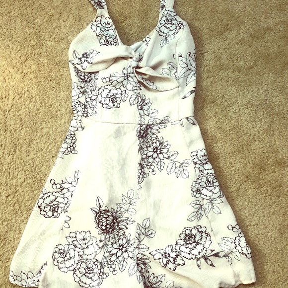 Cute cream romper 😍 - Picture 1 of 2